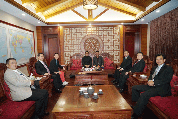 海南省潮汕商会林南光永远名誉会长林永坚会长 热烈欢迎泰中友协功塔帕朗西会长、泰国华人青年商会李桂雄会长 泰国华人青年商会