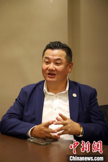 李嘉淳在进博会上介绍参展商品。 受访者供图 李嘉淳在进博会上介绍参展商品。 受访者供图