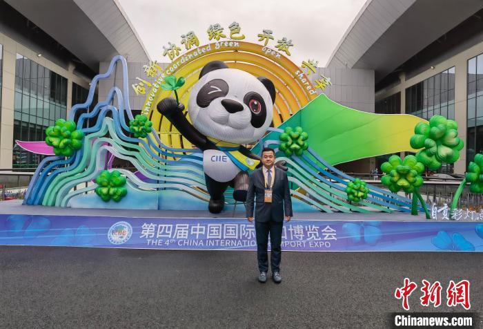 李嘉淳在进博会上介绍参展商品。 受访者供图 李嘉淳在进博会上介绍参展商品。 受访者供图